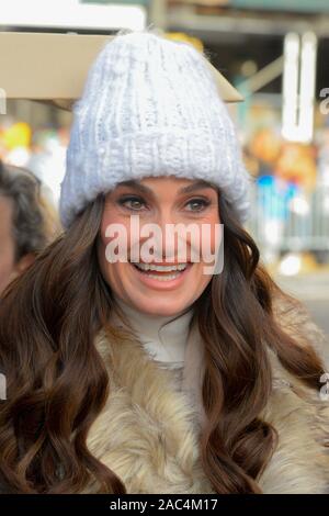 NEW YORK, NY - 28. NOVEMBER: Idina Menzel nimmt an der 93. jährliche Thanksgiving Day Parade von Macy's anzusehen am 28. November 2019 in New York City. Stockfoto