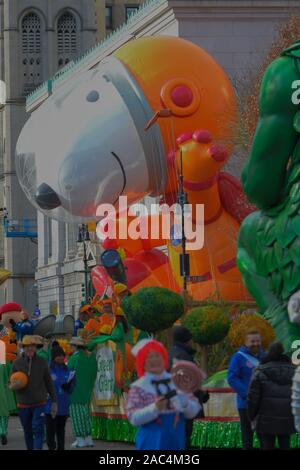 NEW YORK, NEW YORK - November 28: Astronaut Snoopy riesigen Ballon geflogen niedrig wegen der starken Windböen am 93. jährliche Thanksgiving Day Parade von Macy's anzusehen auf Stockfoto