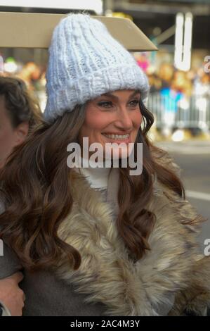 NEW YORK, NY - 28. NOVEMBER: Idina Menzel nimmt an der 93. jährliche Thanksgiving Day Parade von Macy's anzusehen am 28. November 2019 in New York City. Stockfoto