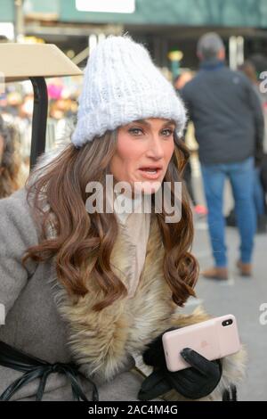 NEW YORK, NY - 28. NOVEMBER: Idina Menzel nimmt an der 93. jährliche Thanksgiving Day Parade von Macy's anzusehen am 28. November 2019 in New York City. Stockfoto