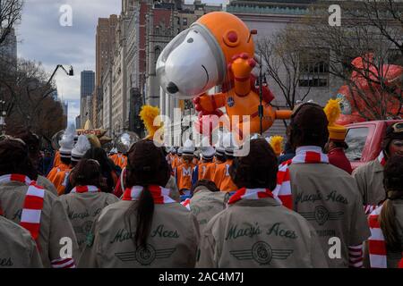 NEW YORK, NY - 28. NOVEMBER: Die Teilnehmer sehen Astronaut Snoopy Ballon auf der 93. jährlichen Thanksgiving Day Parade von Macy's anzusehen am 28. November 2019 in Neue Stockfoto