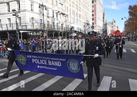 NEW YORK, NY - 28. NOVEMBER: NYPD Polizei Band während des 93. jährliche Thanksgiving Day Parade von Macy's anzusehen führen am 28. November 2019 in New York City. Stockfoto