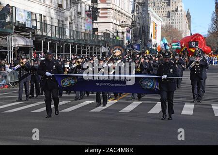 NEW YORK, NY - 28. NOVEMBER: NYPD Polizei Band während des 93. jährliche Thanksgiving Day Parade von Macy's anzusehen führen am 28. November 2019 in New York City. Stockfoto