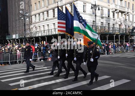 NEW YORK, NY - 28. NOVEMBER: NYPD Polizei Band während des 93. jährliche Thanksgiving Day Parade von Macy's anzusehen führen am 28. November 2019 in New York City. Stockfoto