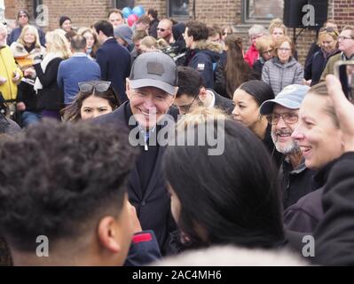 Council Bluffs, Iowa, USA. 30 Nov, 2019. Ehemaliger Vizepräsident und 2020 Präsidentschaftswahlen demokratischen Kandidaten hoffnungsvoll Joe Biden, Mitte, erfüllt Unterstützer an der Biden Kampagne Büro in der Innenstadt von Council Bluffs, Iowa, als er Kampagnen im Westen von Iowa und beginnt seine 18-stop'' keine Marlarkey Bus Tour'' Saturday, November 30, 2019. Quelle: Jerry Mennenga/ZUMA Draht/Alamy leben Nachrichten Stockfoto