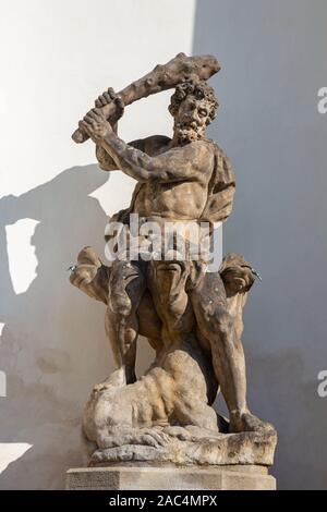 Prag, tschechische Republik - 12. Oktober 2018: Die Statue des Herkules (Brunnen) im Atrium des Ledeburska Garten Unter dem Schloss aus dem Jahr 1787. Stockfoto