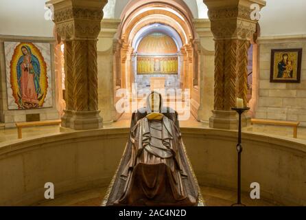 JERUSALEM, Israel - 3. MÄRZ 2015: Die Krypta der Dormitio Abtei mit Statue der Jungfrau Maria. Stockfoto