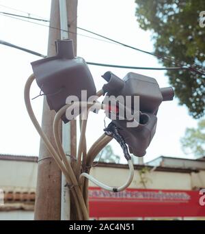 Die Kabel auf der Pole auf der Straße in Asien, Thailand Stockfoto