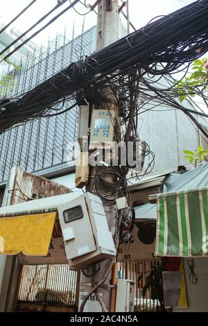 Die Kabel auf der Pole auf der Straße in Asien, Thailand Stockfoto