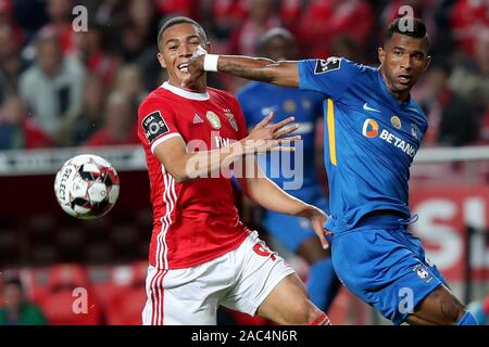 Lissabon, Portugal. 30 Nov, 2019. Vinicius (L) von Benfica Mias mit Rene Santos von Maritimo während der Portugiesischen Liga Fußballspiel im Stadion Luz in Lissabon, Portugal, Nov. 30, 2019. Credit: Pedro Fiuza/Xinhua/Alamy leben Nachrichten Stockfoto