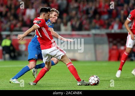 Lissabon, Portugal. 30 Nov, 2019. Pizzi (vorne) von Benfica Mias mit Douglas Grolli von Maritimo während der Portugiesischen Liga Fußballspiel im Stadion Luz in Lissabon, Portugal, Nov. 30, 2019. Credit: Pedro Fiuza/Xinhua/Alamy leben Nachrichten Stockfoto