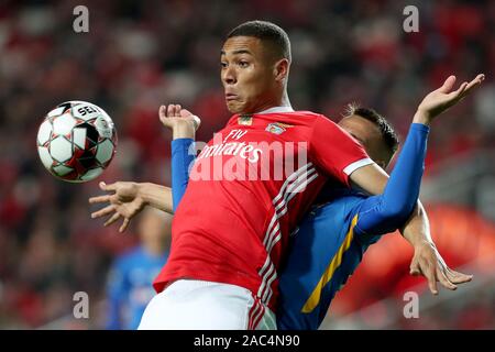 Lissabon, Portugal. 30 Nov, 2019. Vinicius (vorne) von Benfica Mias mit Josip Vukovic von Maritimo während der Portugiesischen Liga Fußballspiel im Stadion Luz in Lissabon, Portugal, Nov. 30, 2019. Credit: Pedro Fiuza/Xinhua/Alamy leben Nachrichten Stockfoto