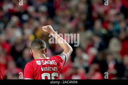 Lissabon, Portugal. 30 Nov, 2019. Vinicius von Benfica feiert Nachdem Sie gegen Maritimo während der Portugiesischen Liga Fußballspiel im Stadion Luz in Lissabon, Portugal, Nov. 30, 2019. Credit: Pedro Fiuza/Xinhua/Alamy leben Nachrichten Stockfoto