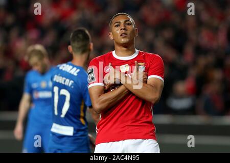 Lissabon, Portugal. 30 Nov, 2019. Vinicius von Benfica feiert Nachdem Sie gegen Maritimo während der Portugiesischen Liga Fußballspiel im Stadion Luz in Lissabon, Portugal, Nov. 30, 2019. Credit: Pedro Fiuza/Xinhua/Alamy leben Nachrichten Stockfoto