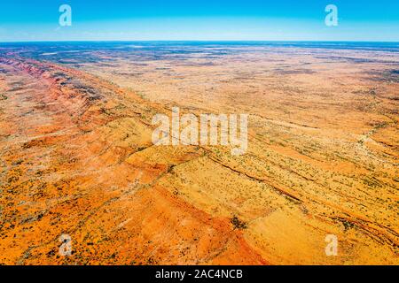 Luftaufnahme des Kings Canyon und die umliegenden George Gill reicht in der entlegenen nördlichen Gebiet im Zentrum von Australien. Stockfoto