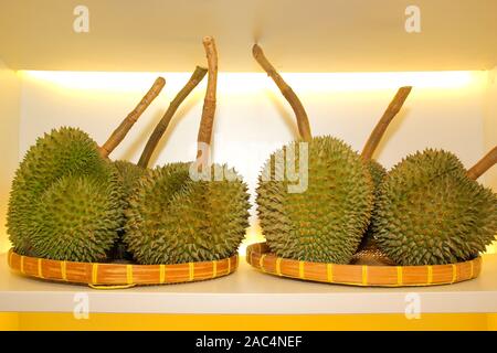 Foto von Durian Frucht in einem Korb auf dem Regal Stockfoto