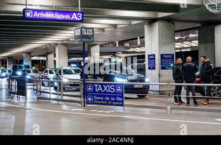 Nizza, Frankreich - 24.11.2019: Reihe der Autos Taxis und ihre Fahrer ausserhalb Nizza Cote d'Azur International Airport warten auf Passagiere Stockfoto