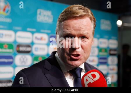 Bukarest, Rumänien. 30 Nov, 2019. Head Coach der Niederlande Ronald Koeman spricht mit den Medien während der Auslosung der UEFA Euro 2020 Fußball-Turnier finale in Bukarest, der Hauptstadt Rumäniens, Nov. 30, 2019. Credit: Cristian Cristel/Xinhua/Alamy leben Nachrichten Stockfoto