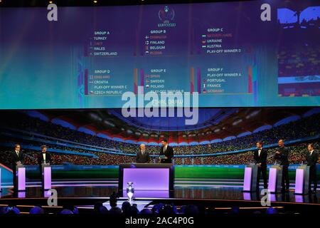 Bukarest, Rumänien. 30 Nov, 2019. Die Beamten besuchen die Auslosung der UEFA Euro 2020 Fußball-Turnier finale in Bukarest, der Hauptstadt Rumäniens, Nov. 30, 2019. Credit: Cristian Cristel/Xinhua/Alamy leben Nachrichten Stockfoto