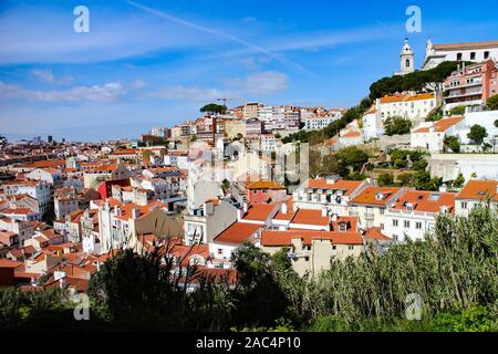 Hügelige Stadtbild von Lissabon, die Hauptstadt Portugals, an einem sonnigen Tag im Frühling. Stockfoto