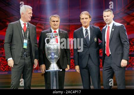 Bukarest, Rumänien. 30 Nov, 2019. Head Coach der Schweiz Vladimir Petkovic, Head Coach der Türkei Senol Gunes, Head Coach von Italien Roberto Mancini und Haupttrainer von Wales Ryan Giggs (L-R) pose mit der Trophäe, während der Auslosung der UEFA Euro 2020 Fußball-Turnier finale in Bukarest, der Hauptstadt Rumäniens, Nov. 30, 2019. Credit: Cristian Cristel/Xinhua/Alamy leben Nachrichten Stockfoto