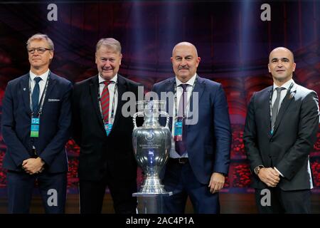 Bukarest, Rumänien. 30 Nov, 2019. Head Coach von Finnland Markku Kanerva, Head Coach von Dänemark Age Hareide, Head Coach Russlands Stanislav Cherchesov und Haupttrainer von Belgien Roberto Martinez (L-R) pose mit der Trophäe, während der Auslosung der UEFA Euro 2020 Fußball-Turnier finale in Bukarest, der Hauptstadt Rumäniens, Nov. 30, 2019. Credit: Cristian Cristel/Xinhua/Alamy leben Nachrichten Stockfoto