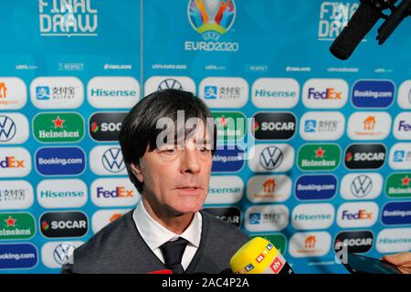 Bukarest, Rumänien. 30 Nov, 2019. Head Coach Deutschland Joachim Löw spricht mit den Medien während der Auslosung der UEFA Euro 2020 Fußball-Turnier finale in Bukarest, der Hauptstadt Rumäniens, Nov. 30, 2019. Credit: Cristian Cristel/Xinhua/Alamy leben Nachrichten Stockfoto