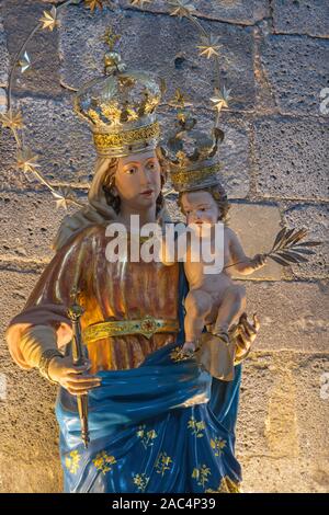 CATANIA, Italien - 7. April 2018: Die geschnitzten polychrome Statue der Madonna in der Kathedrale Sant'Agata. Stockfoto