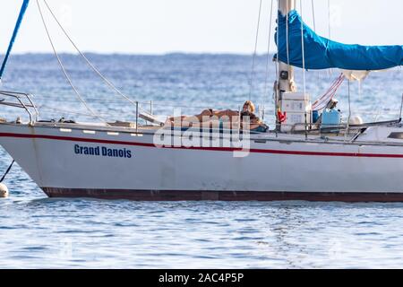 Saint Vincent und die Grenadinen, Segelboot mit jungen Frauen Spaß auf dem Deck in Saint Vincent, Saint Vincent und die Grenadinen. Stockfoto