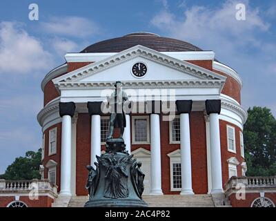 CHARLOTTESVILLE, Virginia - Juni 2014: Die Universität von Virginia stolz gibt einen prominenten Platz mit der Statue des Gründers, Thomas Jefferson. Stockfoto