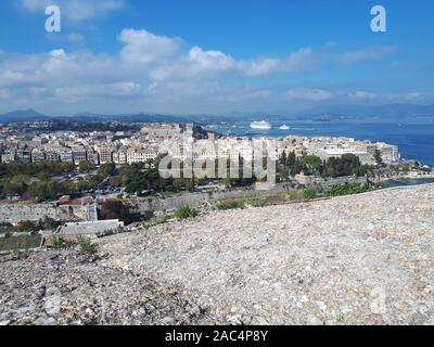 Panoramablick auf die Stadt Korfu, auf den Hafen und das Ionische Meer. Europa Griechenland Stockfoto