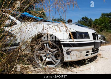 Verschrottet weiß BMW E36 ruiniert Stockfoto