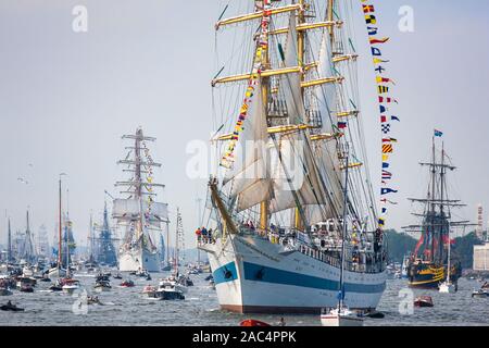 Russische STS mir, Мир, bedeutet Frieden, Dreimast-Großschiff aus Russland segelt nach Amsterdam während der Amsterdam Sail 2015 Tall Ships Veranstaltung. Stockfoto