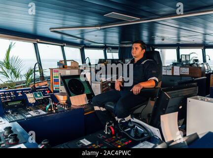 Marine nautischer Offizier während Nautischer Wachoffizier auf der Brücke. Arbeiten auf See Stockfoto