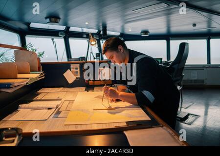 Marine nautischer Offizier während nautische Wachoffiziere auf Brücke Stockfoto