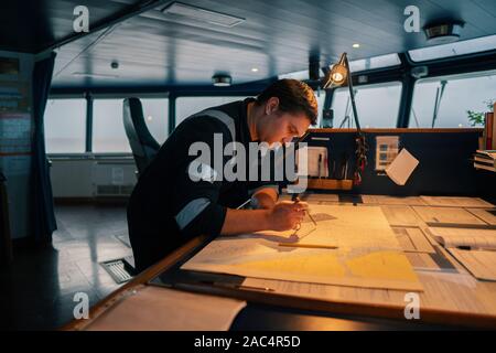 Marine nautischer Offizier während nautische Wachoffiziere auf Brücke Stockfoto
