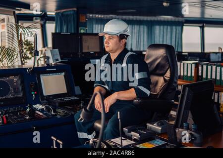 Marine nautischer Offizier während Nautischer Wachoffizier auf der Brücke. Arbeiten auf See Stockfoto