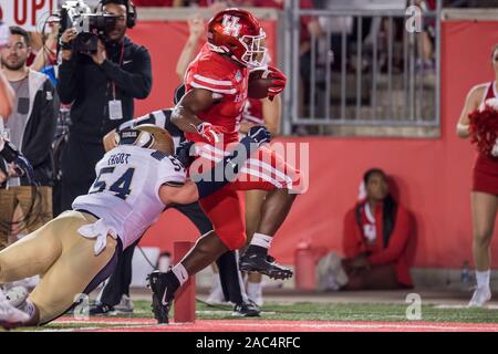 Houston, TX, USA. 30 Nov, 2019. Houston Cougars zurück laufen Patrick Carr (21) Läuft für einen Touchdown Vergangenheit Marinemidshipmen linebacker Diego Fagot (54) Während des 1. Quartals ein NCAA Football Spiel zwischen der Navy Midshipmen und das Houston Cougars bei tdecu Stadion in Houston, TX. Trask Smith/CSM/Alamy leben Nachrichten Stockfoto
