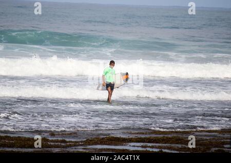 La Union, Philippinen. 29 Nov, 2019. Mitglied der Philippinischen Surfen Team während der Praxis zur Vorbereitung für die 30 Philippinen 2019 Southeast Asian Games an Monaliza, Punkt Pause in San Fernando, La Union. Die Veranstaltung wird auf den Philippinen von November 30, 2019 bis 11. Dezember 2019. (Foto von Mary Grace Catin/Pacific Press) Quelle: Pacific Press Agency/Alamy leben Nachrichten Stockfoto