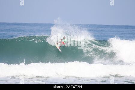 La Union, Philippinen. 29 Nov, 2019. der Philippinischen Surfen Team während der Praxis zur Vorbereitung für die 30 Philippinen 2019 Southeast Asian Games an Monaliza, Punkt Pause in San Fernando, La Union. Die Veranstaltung wird auf den Philippinen von November 30, 2019 bis 11. Dezember 2019. (Foto von Mary Grace Catin/Pacific Press) Quelle: Pacific Press Agency/Alamy leben Nachrichten Stockfoto