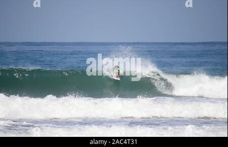 La Union, Philippinen. 30 Nov, 2019. Nilbie Blancada, kurze Platte Kategorie des philippinischen Surfen Team während der Praxis zur Vorbereitung für die 30 Philippinen 2019 Southeast Asian Games an Monaliza, Punkt Pause in San Fernando, La Union. Die Veranstaltung wird auf den Philippinen von November 30, 2019 bis 11. Dezember 2019. (Foto von Mary Grace Catin/Pacific Press) Quelle: Pacific Press Agency/Alamy leben Nachrichten Stockfoto