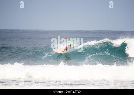 La Union, Philippinen. 29 Nov, 2019. Roger Casugay, lange Platte Kategorie des philippinischen Surfen Team während der Praxis zur Vorbereitung für die 30 Philippinen 2019 Southeast Asian Games an Monaliza, Punkt Pause in San Fernando, La Union. Die Veranstaltung wird auf den Philippinen von November 30, 2019 bis 11. Dezember 2019. (Foto von Mary Grace Catin/Pacific Press) Quelle: Pacific Press Agency/Alamy leben Nachrichten Stockfoto