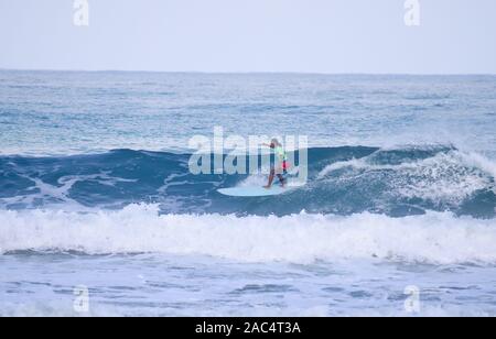 La Union, Philippinen. 29 Nov, 2019. Ikit Agudo, lange Platte Kategorie des philippinischen Surfen Team während der Praxis zur Vorbereitung für die 30 Philippinen 2019 Southeast Asian Games an Monaliza, Punkt Pause in San Fernando, La Union. Die Veranstaltung wird auf den Philippinen von November 30, 2019 bis 11. Dezember 2019. (Foto von Mary Grace Catin/Pacific Press) Quelle: Pacific Press Agency/Alamy leben Nachrichten Stockfoto