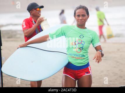 La Union, Philippinen. 29 Nov, 2019. Ikit Agudo, lange Platte Kategorie des philippinischen Surfen Team während der Praxis zur Vorbereitung für die 30 Philippinen 2019 Southeast Asian Games an Monaliza, Punkt Pause in San Fernando, La Union. Die Veranstaltung wird auf den Philippinen von November 30, 2019 bis 11. Dezember 2019. (Foto von Mary Grace Catin/Pacific Press) Quelle: Pacific Press Agency/Alamy leben Nachrichten Stockfoto