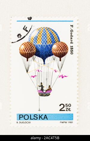 SEATTLE, Washington - Oktober 9, 2019: Polnische Briefmarke zum Gedenken an den 1850 Langstreckenflug der Französischen heiße Luft ballonfahrer Godard. Sc #2435 Stockfoto