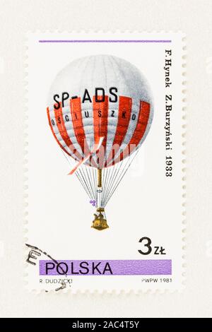 SEATTLE, Washington - Oktober 9, 2019: Polnische Briefmarke zum Gedenken an zwei polnische Ballonfahrer, Hynek und Burzynski, und ihre rekordverdächtigen Flug Stockfoto