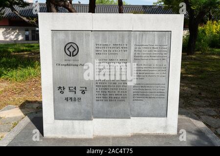 Seoul Korea, 25. September 2019: UNESCO-Weltkulturerbe Stein Schild am Eingang der Changdeokgung-palast Komplex in Seoul, Südkorea Stockfoto
