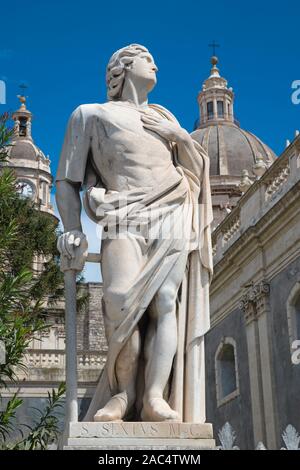 CATANIA, Italien - 8. April 2018: Die Statue des Hl. Sextus (Sixtus) vor der Basilica di Sant'Agata. Stockfoto