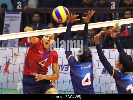 Kathmandu, Nepal. 30 Nov, 2019. Nepals Sunita Khadka (L) Spitzen der Kugel während der Frauen Volleyball im Halbfinale gegen Sri Lanka an 13 South Asian Games in Kathmandu, Nepal, Nov. 30, 2019. Credit: Sunil Sharma/Xinhua/Alamy leben Nachrichten Stockfoto