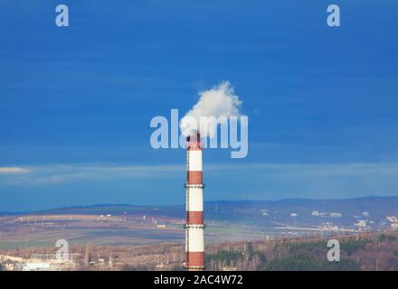 Pflanze Rauch im blauen Himmel Stockfoto
